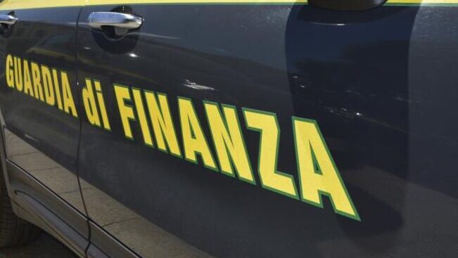 La Guardia di Finanza ha sequestrato 50 grammi di hashish ad un 32enne fermato per un controllo stradale sull'A12