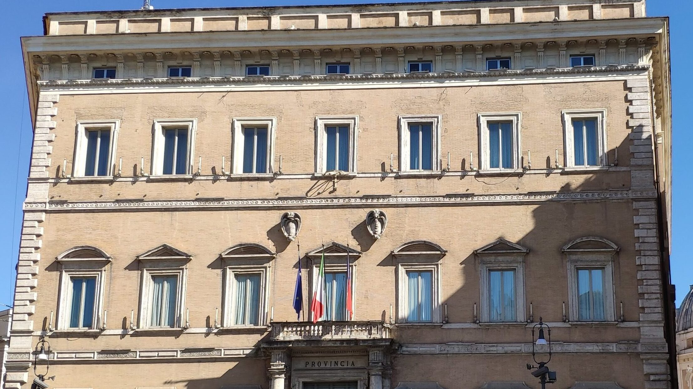 Città Metropolitana di Roma ha approvato il bilancio 2026-2028 con investimenti in scuola e sicurezza stradale