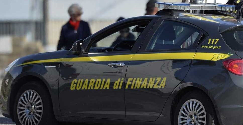 Diversi controlli della Guardia di Fiannza contro lo spaccio di stupefacenti che hanno portato al sequestro di 10 kg di droga e a 7 arresti