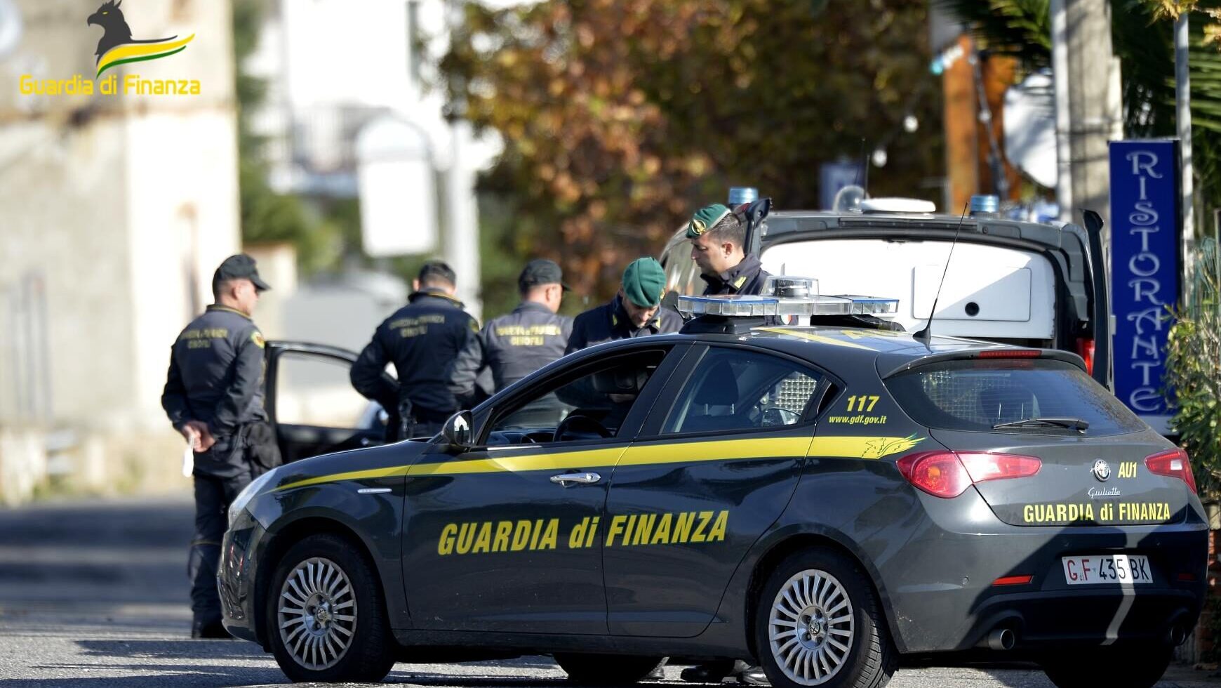 La Guardia di Finanza di Roma ha scoperto 468 lavoratori irregolari e pagati in contanti in un call center: i dettagli