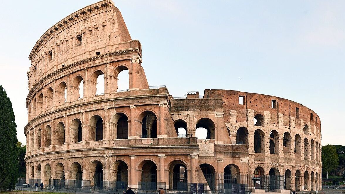 Un operaio di 22 anni è morto dopo essere precipitato da un'altezza di 10 metri al Colosseo. Vani i tentativi di rianimarlo