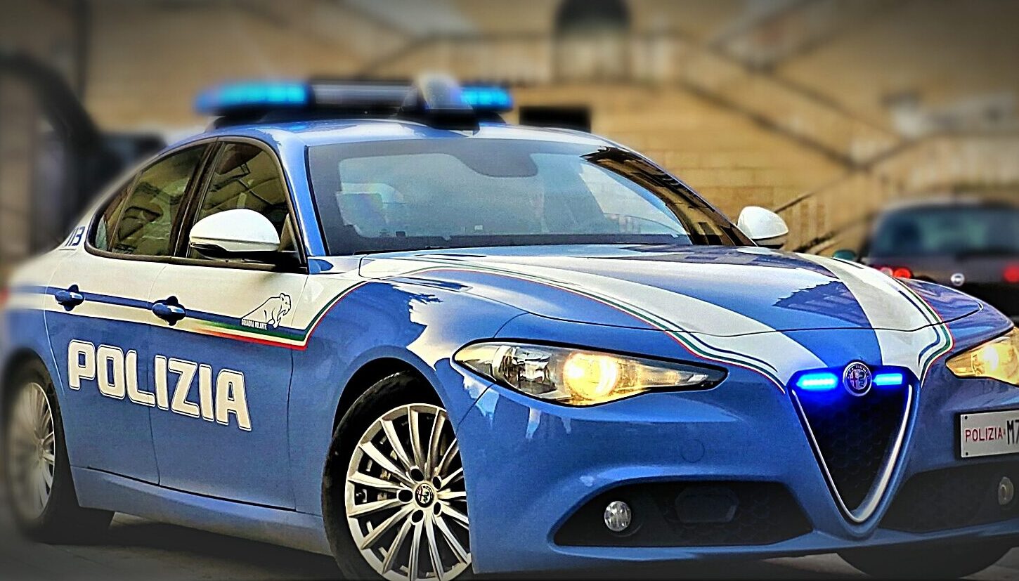 Nascondeva droga nel proprio reggiseno e nell'abitazione, così una donna è stata arrestata dalla polizia a Fidene