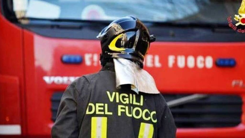 Un'esplosione in una palazzina di Cassino ha ferito due persone che sono state trasportate in ospedale. Sul posto i vigili del fuoco