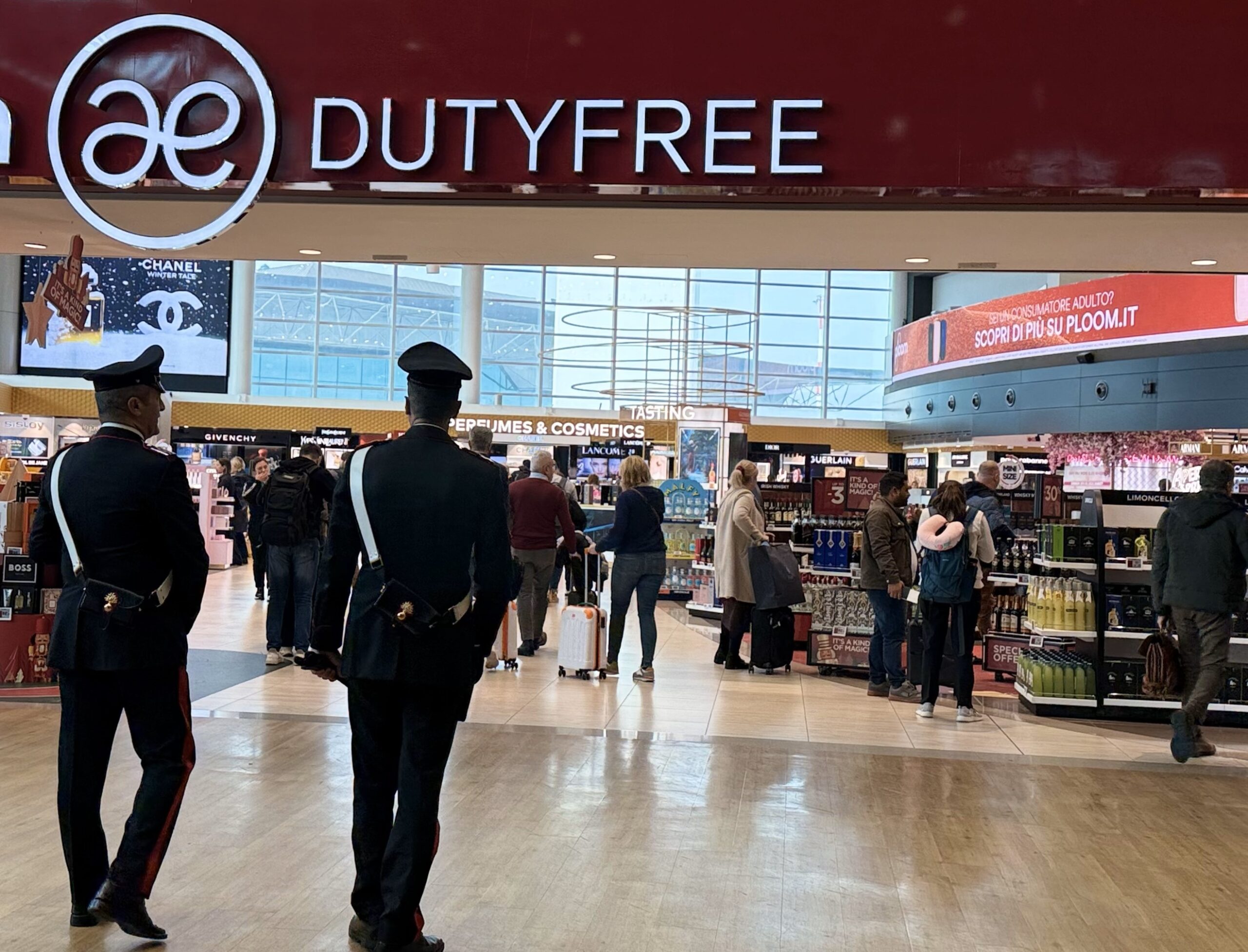 CP AEROPORTI - Controlli dei Carabinieri presso lo scalo di Fiumicino (1)