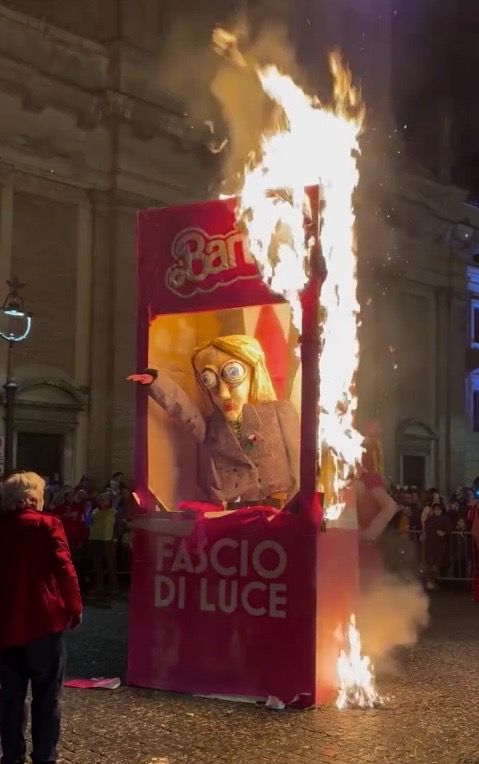 Fantoccio Giorgia Meloni carnevale Poggio Mirteto