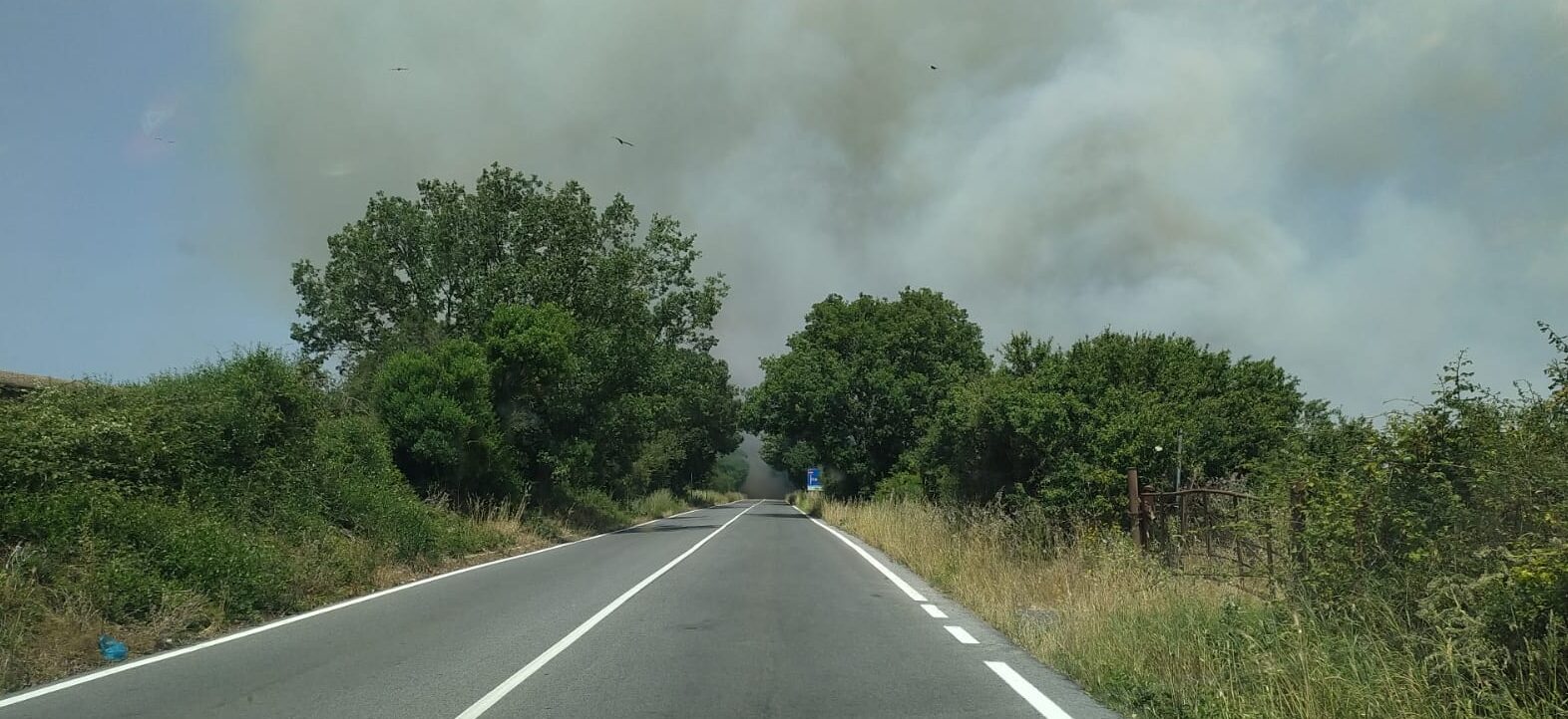 la nube di fumo dell'incendio scoppiato a Pratica di mare e che ha portato alla chiusura della Pontina