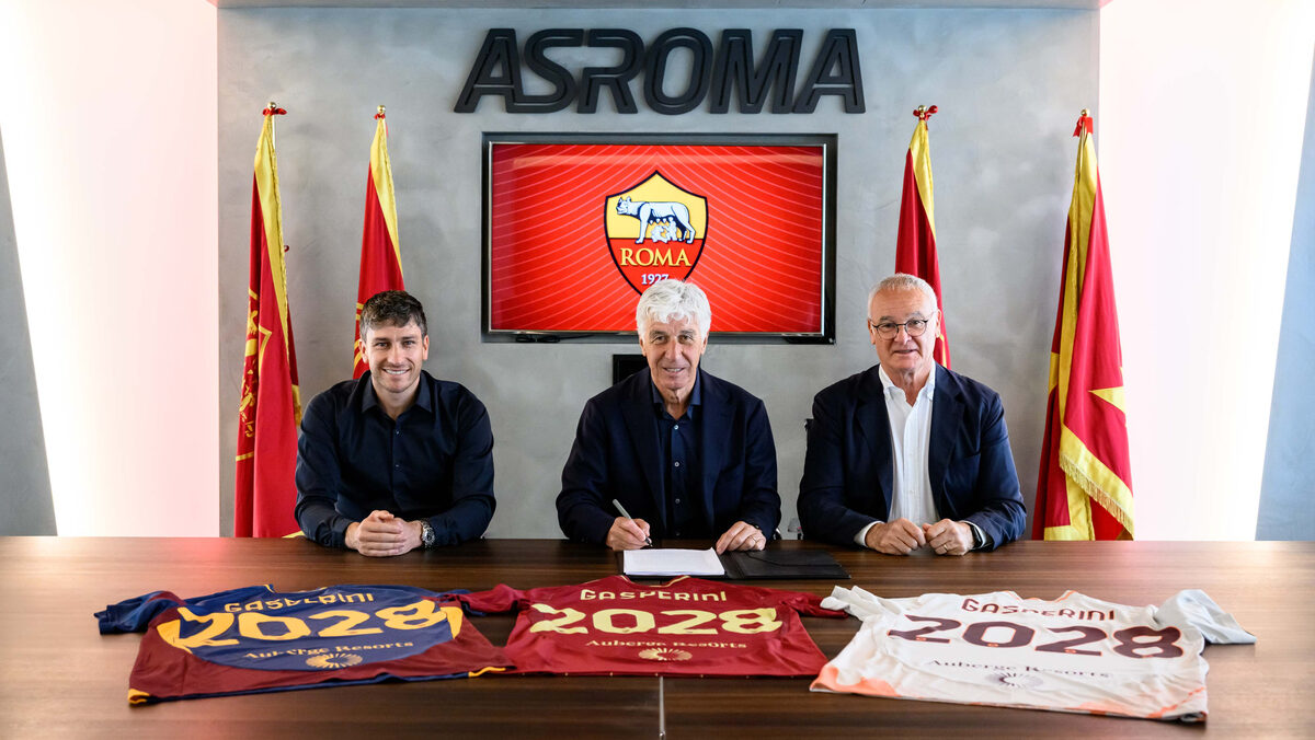 Gasperini al momento della firma con la Roma, sarà presentato il 17 giugno il giorno dell'ultimo scudetto romanista