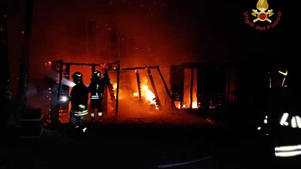 I vigili del fuoco impegnati nello spegnimento dell'incendio all'ex Faber Village di Ostia