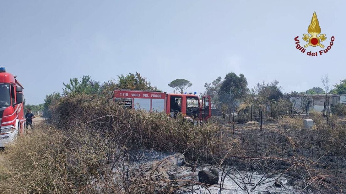 I vigili del fuoco impegnati nello spegnimento di un incendio in via redipuglia a Fiumicino