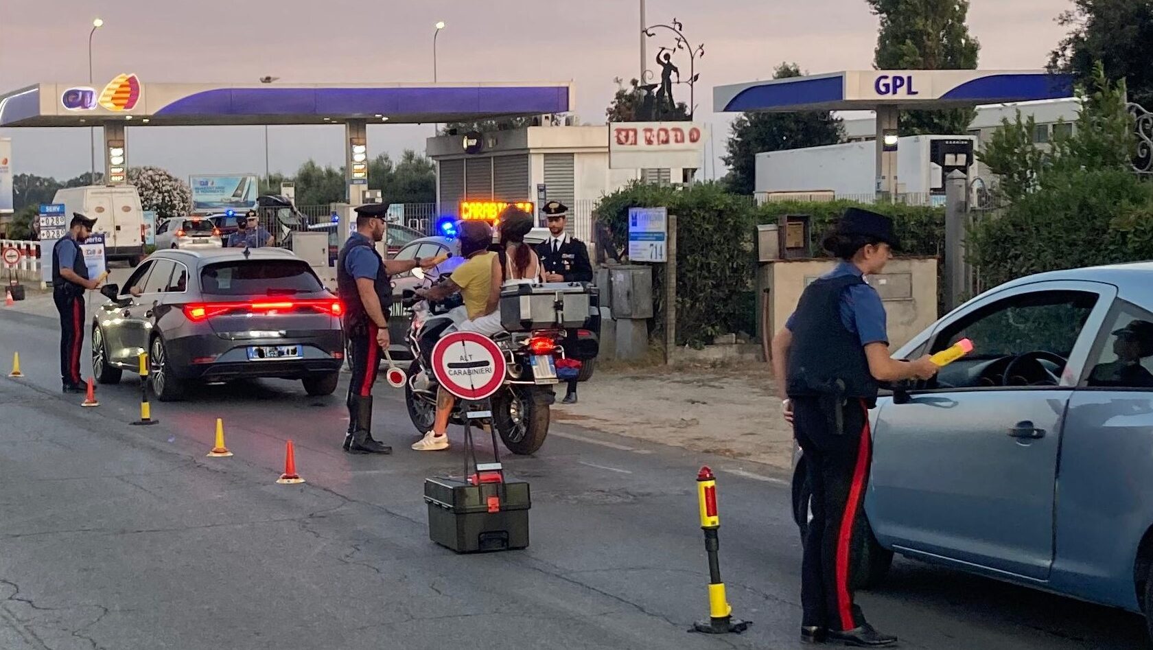 Un'immagine dei controlli dei carabinieri a Ostia dove 200 persone sono state sottoposte all'alco-test