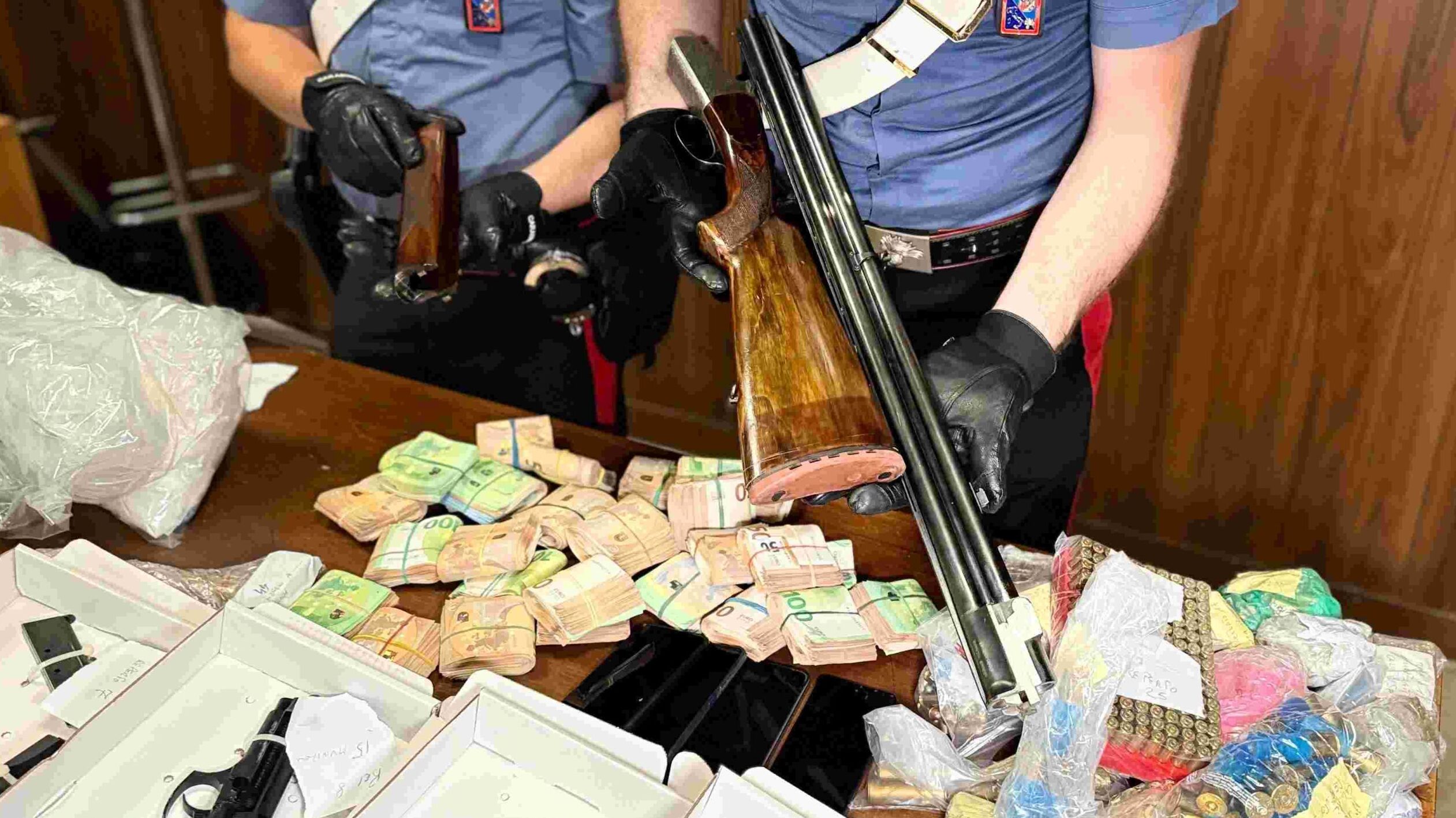 Alcune delle armi, della droga e dei soldi sequestrate a madre e figlio fermati a Roma