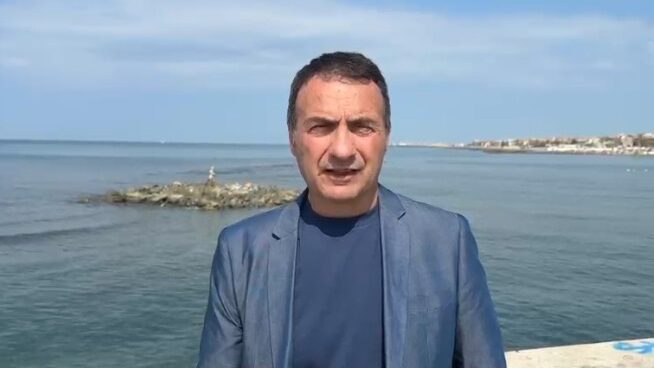 L'assessore al Demanio della Regione Lazio Fabrizio Ghera ad Ostia alle sue spalle le opere di ripascimento