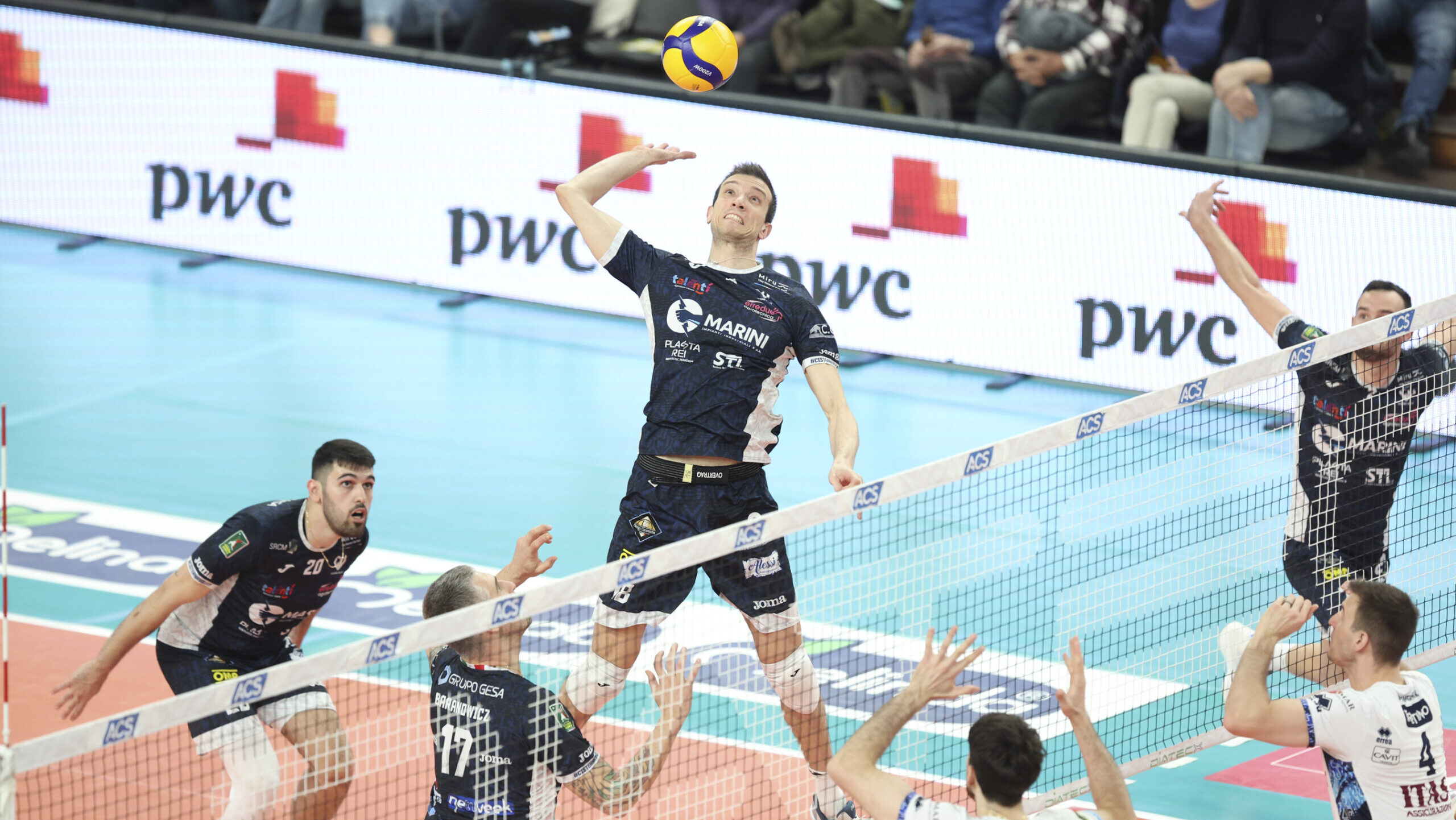 Daniele Mazzone in un'azione di gioco con Cisterna Volley, club dal quale è stato confermato anche per la prossima stagione