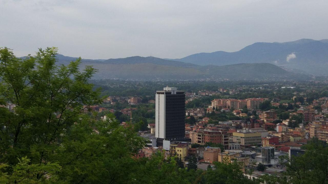 Una veduta della città di Frosinone che si doterà di nuovi autobus elettrici per il proprio trasporto pubblico locale