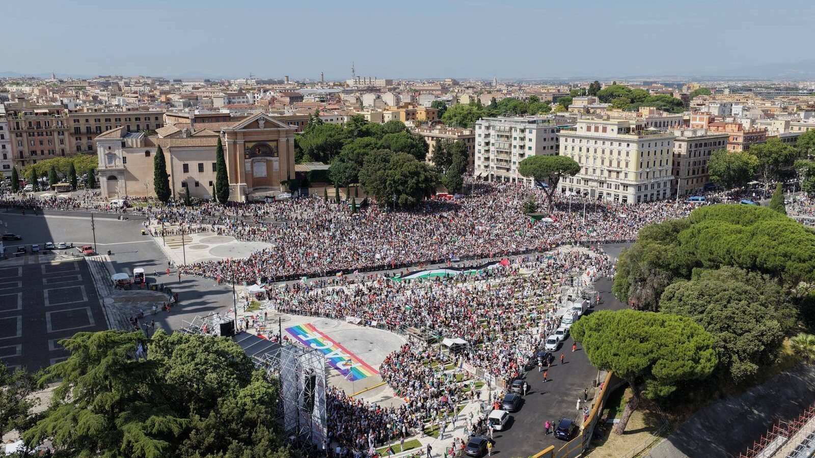 Piazza San Giovanni durante la manifestazione pro Palestina del 7 giugno 2025