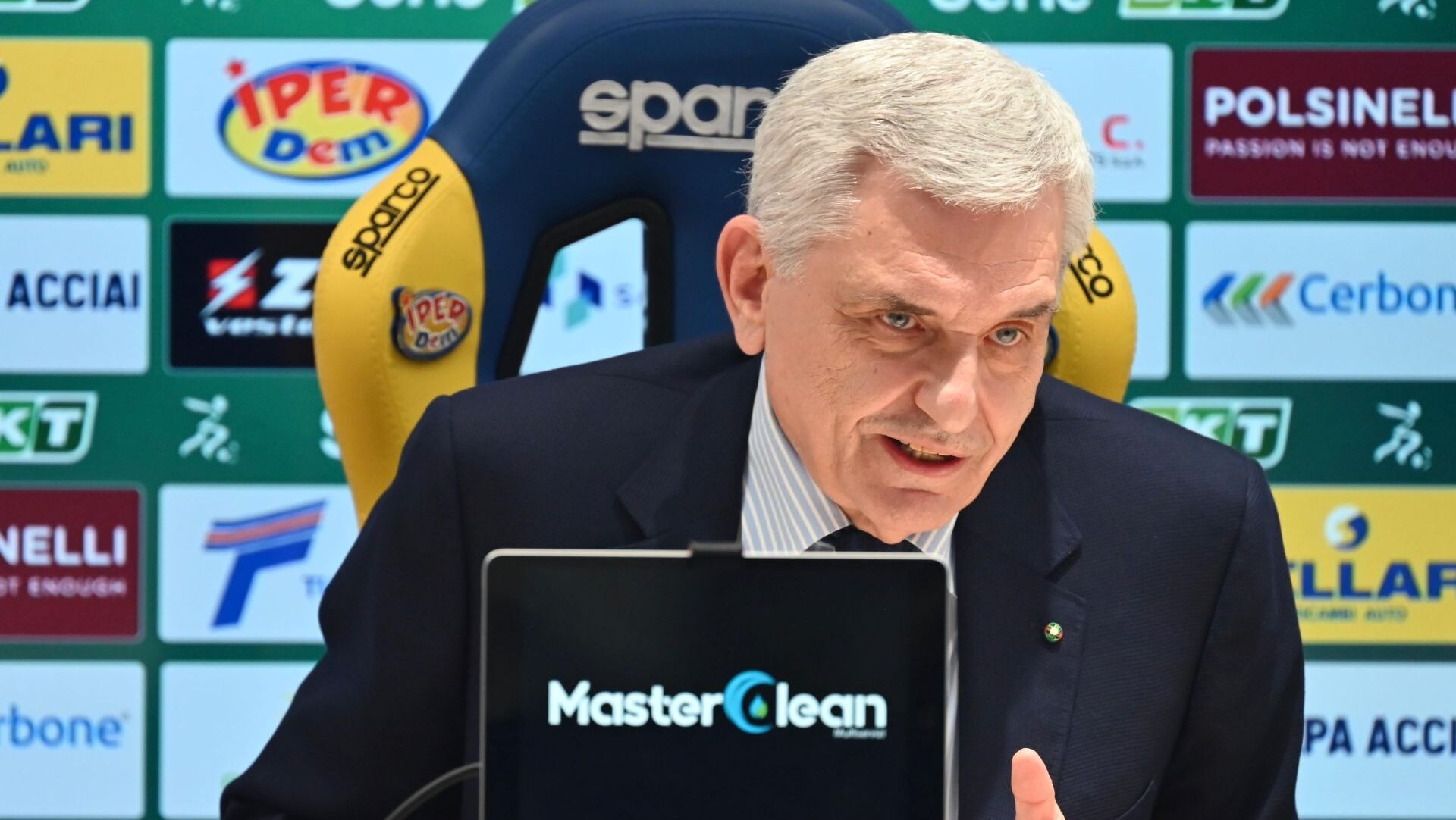 Il presidente del Frosinone Calcio nella conferenza stampa in cui presenta la stagione 2025/26