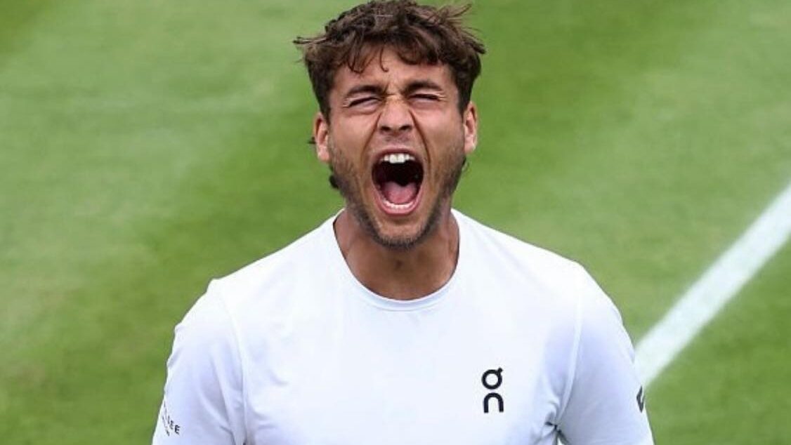 Flavio Cobolli esulta dopo aver battuto il croato Cilic in quattro set ed essersi qualificato ai quarti di finale di Wimbledon, dove se la vedrà con uno fra De Minaur e Djokovic