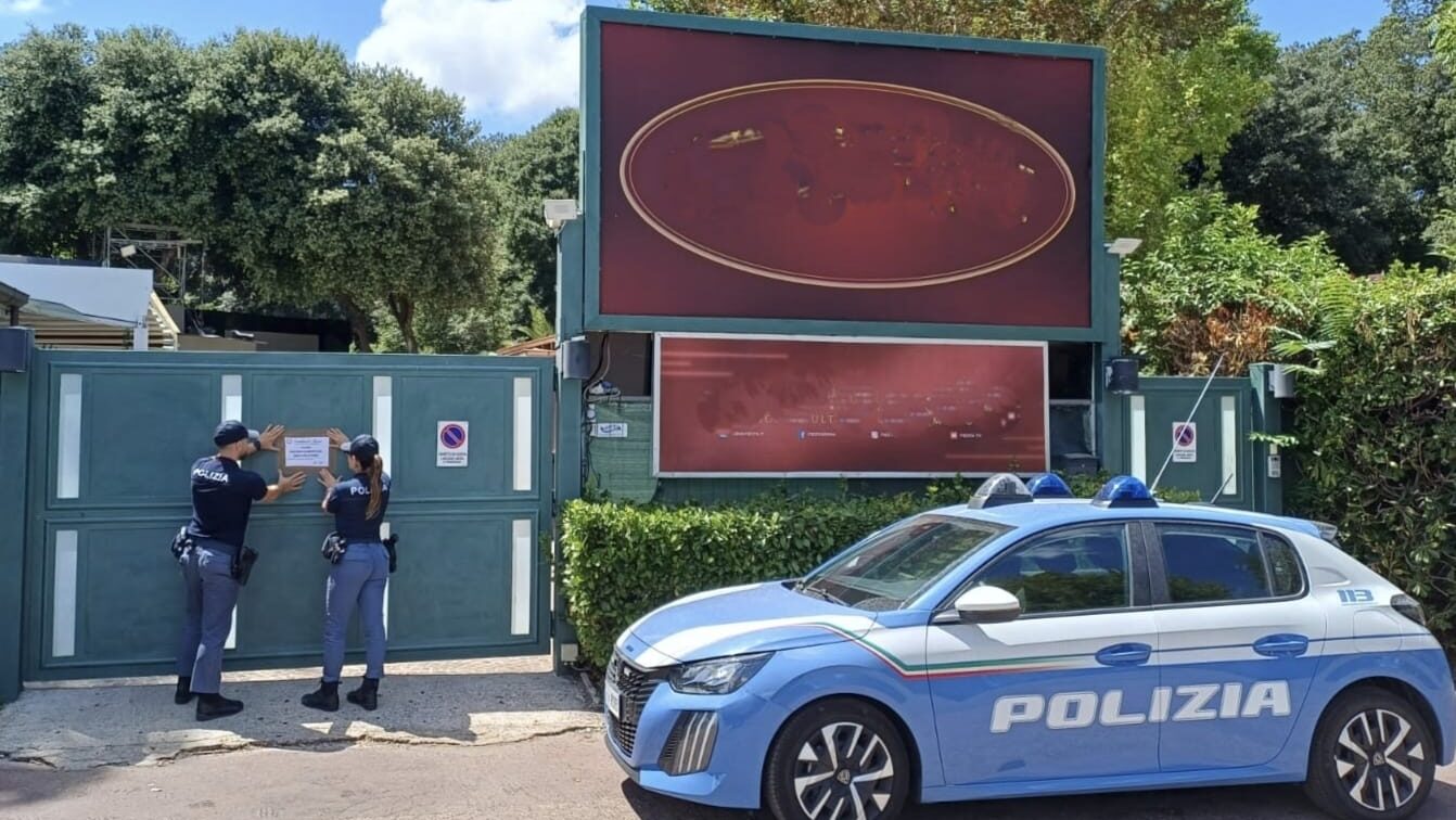 Gli agenti di polizia che applicano il provvedimento del Questore di Roma con il quale viene disposta la chiusura definitiva del Fiesta. Lo stesso provvedimento a seguito del ferimento di un buttafuori alla spalla con colpi d'arma da fuoco