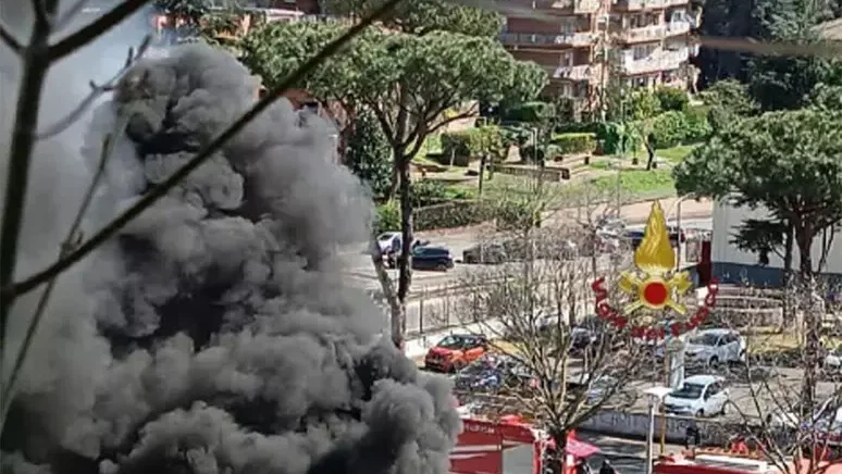 Il fumo nero che si è alzato fino al balcone di un palazzo al primo piano dopo il rogo che ha colpito un autobus ibrido in via Prenestina a Roma