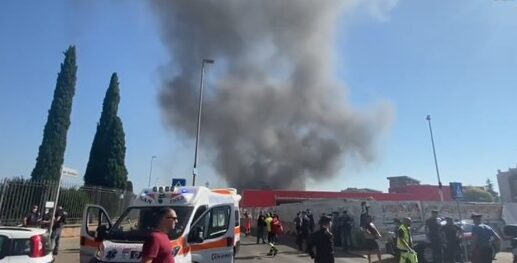 In lontananza il fumo dell'esplosione nel distributore di Roma che ha provocato 45 feriti