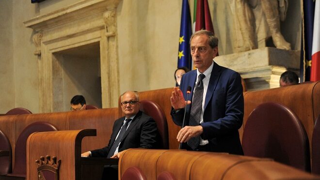 Pino Battaglia, nuovo assessore di Roma Capitale mentre si presenta in Assemblea capitolina. Alla sua sinistra il sindaco Roberto Gualtieri