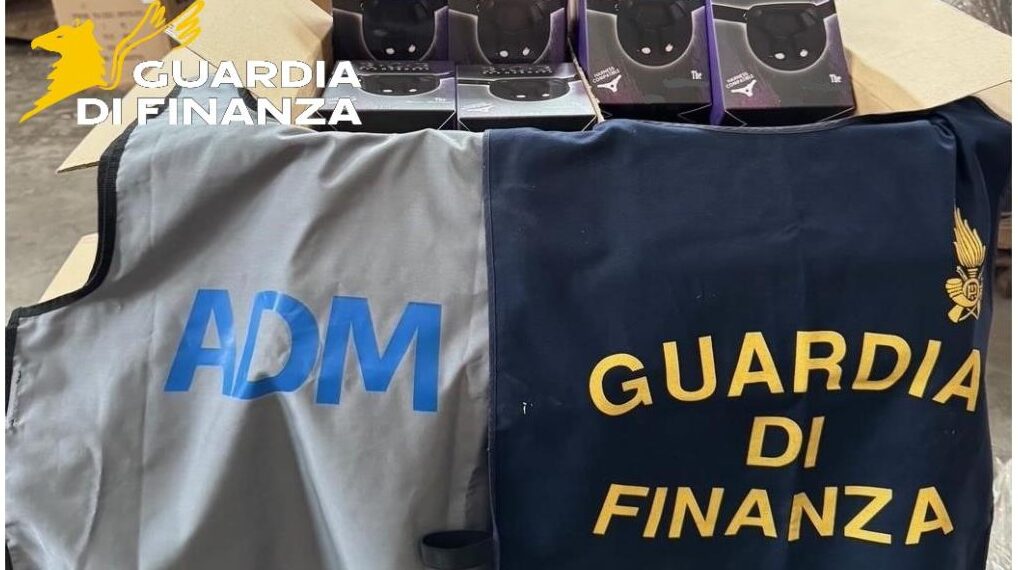 Parte dei circa 1.000 articoli non regolari sequestrati dalla Guardia di Finanza al porto di Civitavecchia da un carico proveniente dalla Cina