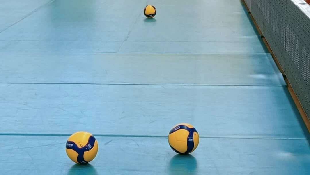 Il taraflex del PalaSport di Cisterna di Latina con tre palloni, dove Cisterna Volley giocherà anche nella stagione 2025726 i suoi incontri casalinghi