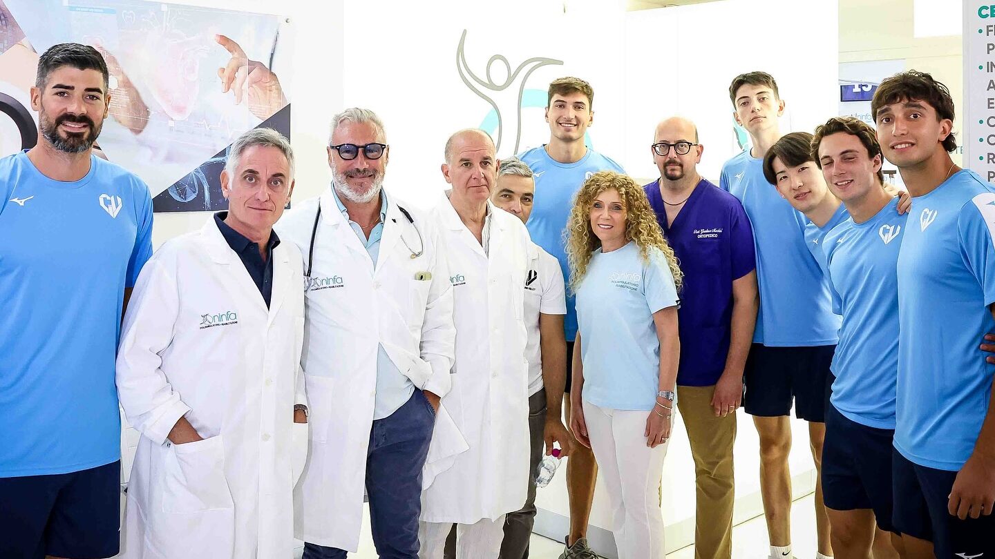 Alcuni dei giocatori di Cisterna Volley con parte dello staff medico che ha effettuato le visite mercoledì 20 agosto, giorno del raduno