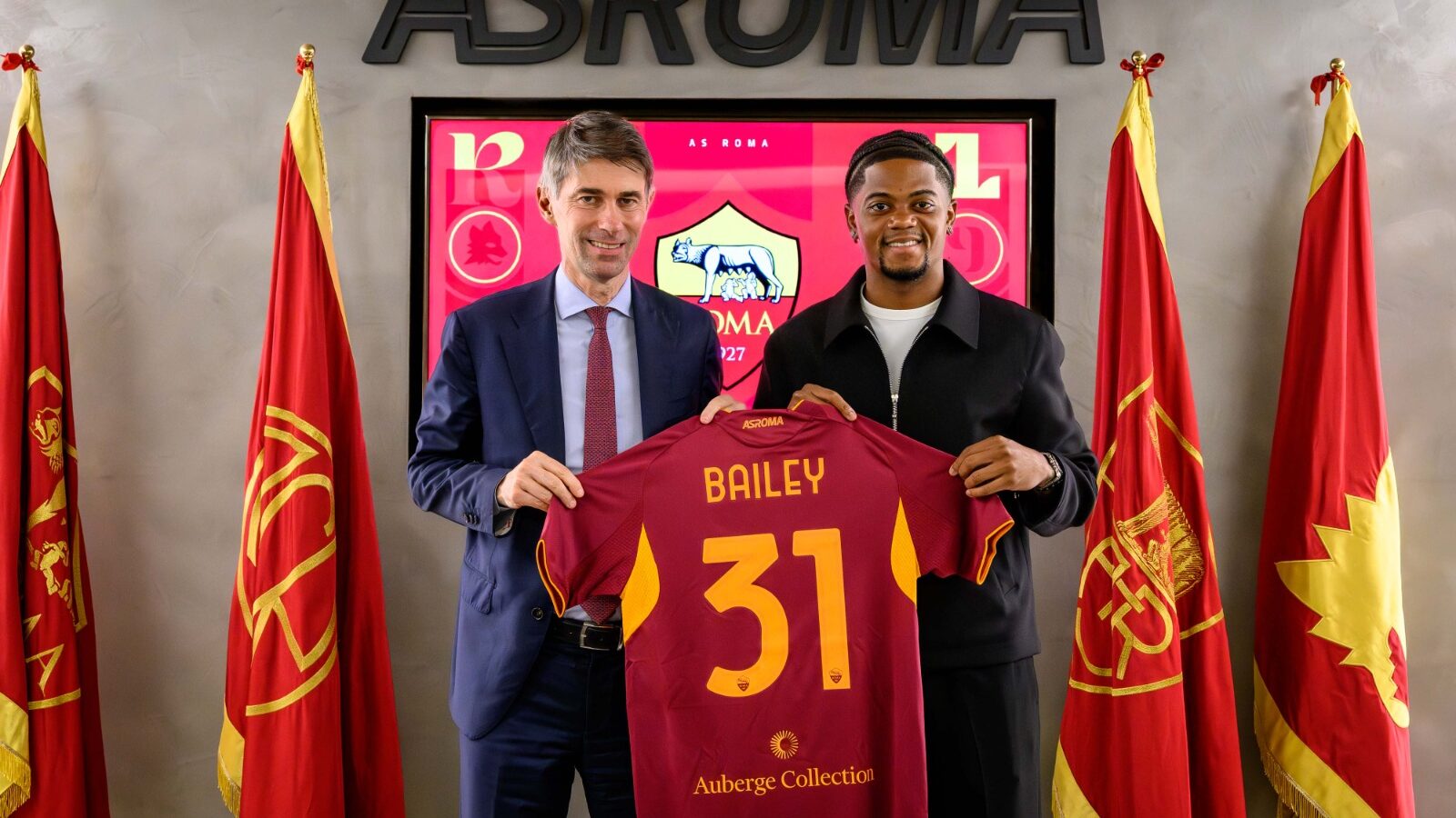 Leon Bailey, nuovo acquisto della Roma posa per la foto di rito con la maglia giallorossa assieme al Ds Ricky Massara