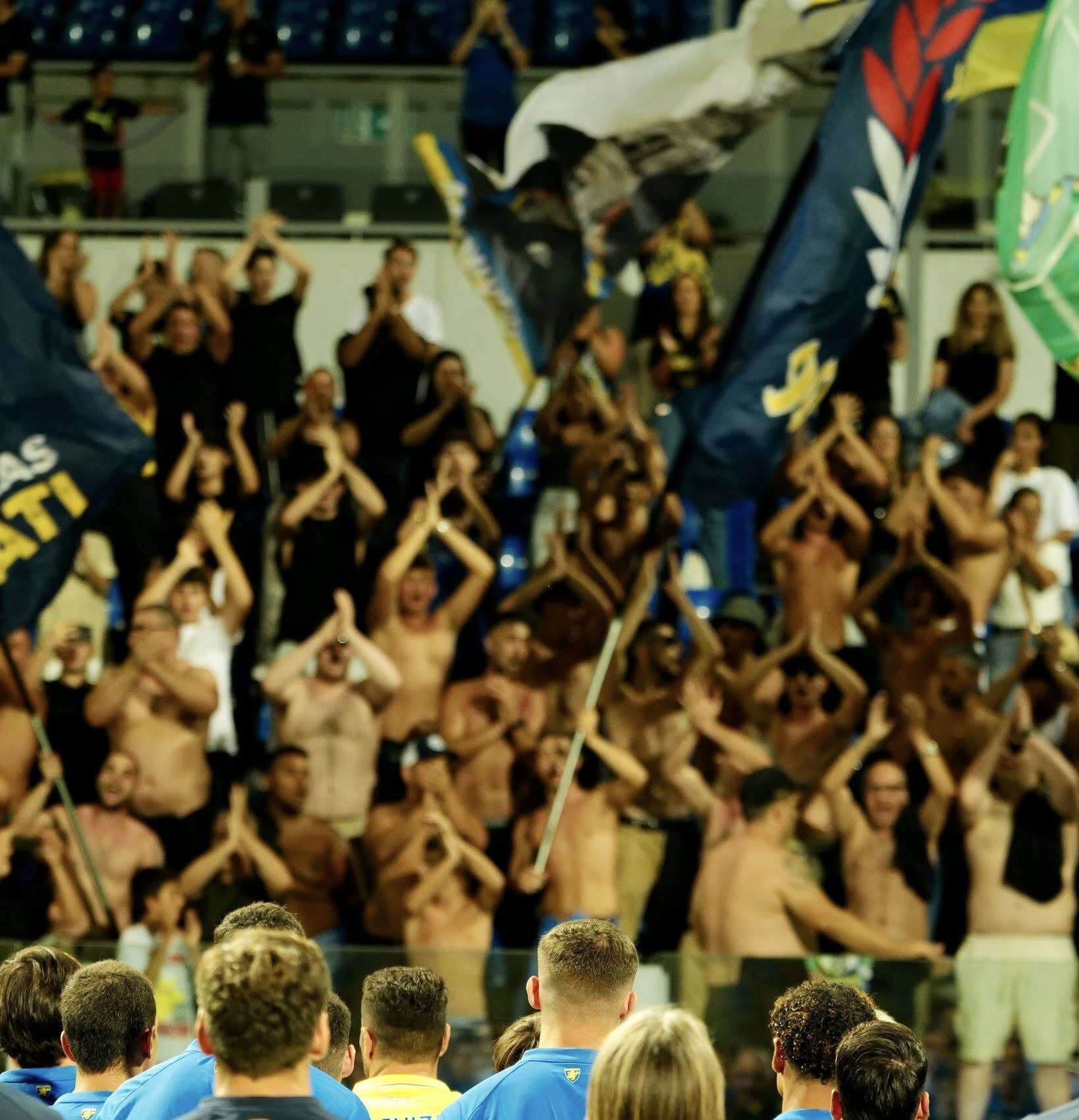 I giocatori del Frosinone rivolti verso i propri tifosi durante la festa di giovedì 21 agosto allo Stirpe. Occasione in cui oltre alla prima squadra maschile impegnata in Serie B sono state presentate anche la femminile e la Primavera