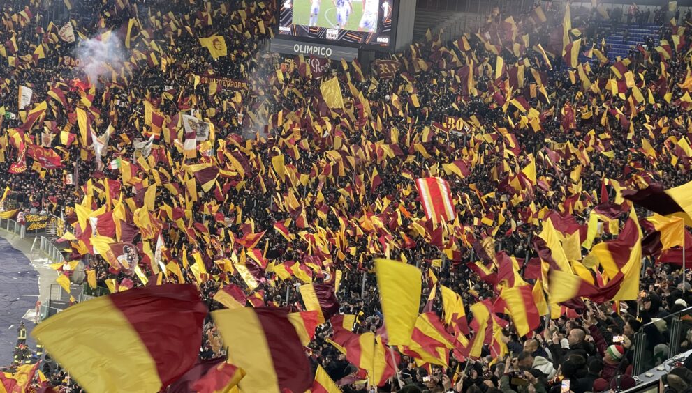 La curva Sud piena di bandiere giallorosse. È partita la vendita libera dei biglietti per Roma-Bologna del prossimo 23 agosto, prima della nuova Serie A