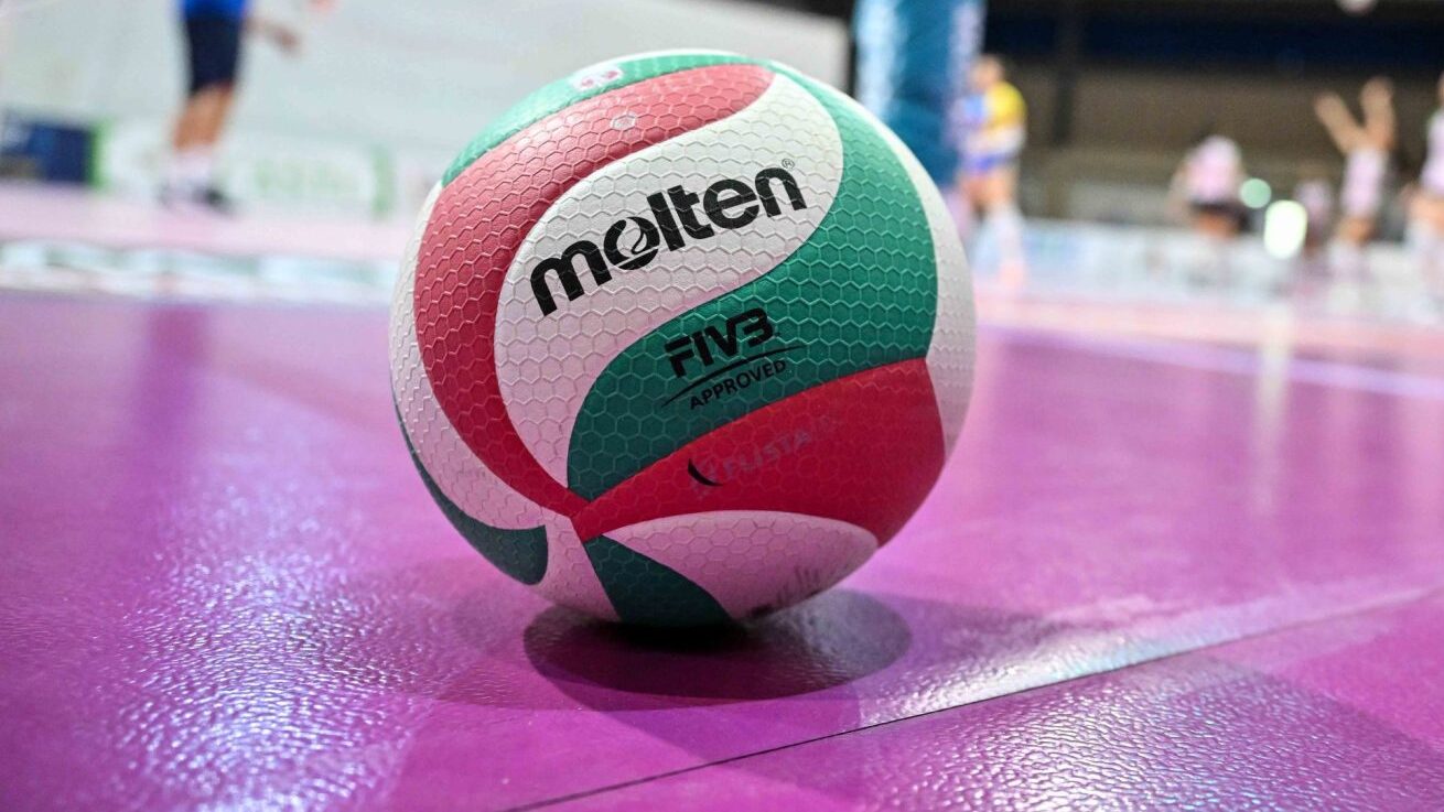 Il pallone di pallavolo con cui la Roma Volley giocherà la Serie A2 2025/26. Torneo in cui è stata inserita nel girone A. Oggi il nuovo calendario