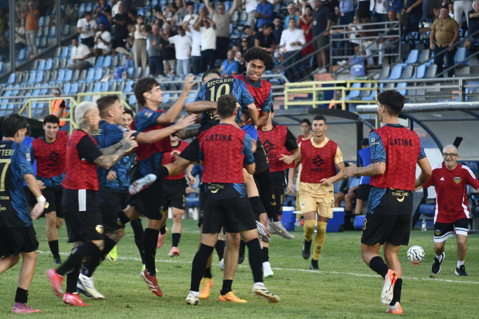 Alessio Riccardi circondato dall'abbraccio dei compagni dopo aver segnato il gol dell'1 a 0