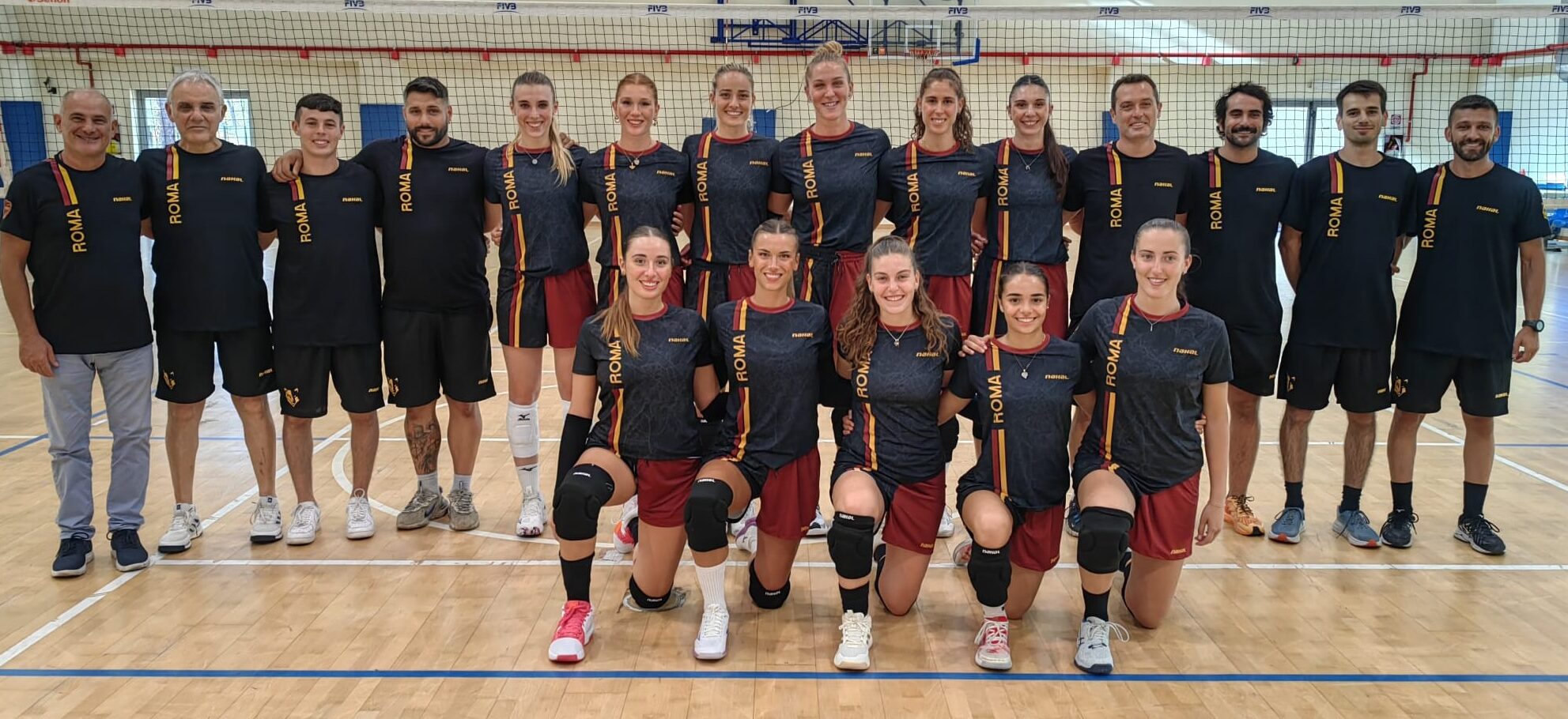 La Roma Volley 2025/26 posa per la foto di gruppo nel primo allenamento della stagione 2025/26. Presenti 11 giocatrici su 13 eccetto Perovic e Bosso impegnate con le nazionali e l'intero staff tecnico