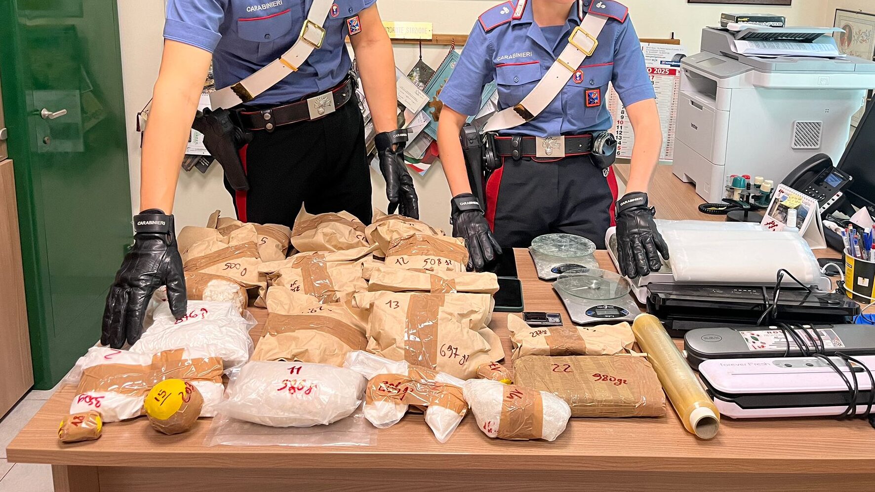 I carabinieri di Roma con i 10 kg di cocaina sequestrati nella Capitale. Nell'operazione sono finite in manette tre persone, un uomo di 38 anni, sua madre di 63 e la fidanzata di 20.