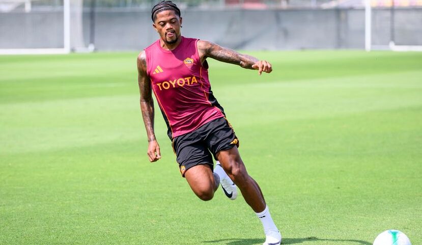 Leon Bailey mentre si allena con la Roma. L'esterno giamaicano ha riportato un infortunio muscolare nel primo allenamento effettuato con la squadra dopo il suo arrivo mercoledì 20 agosto. Oggi, giovedì 21, il club giallorosso ha diramato un comunicato con il responso