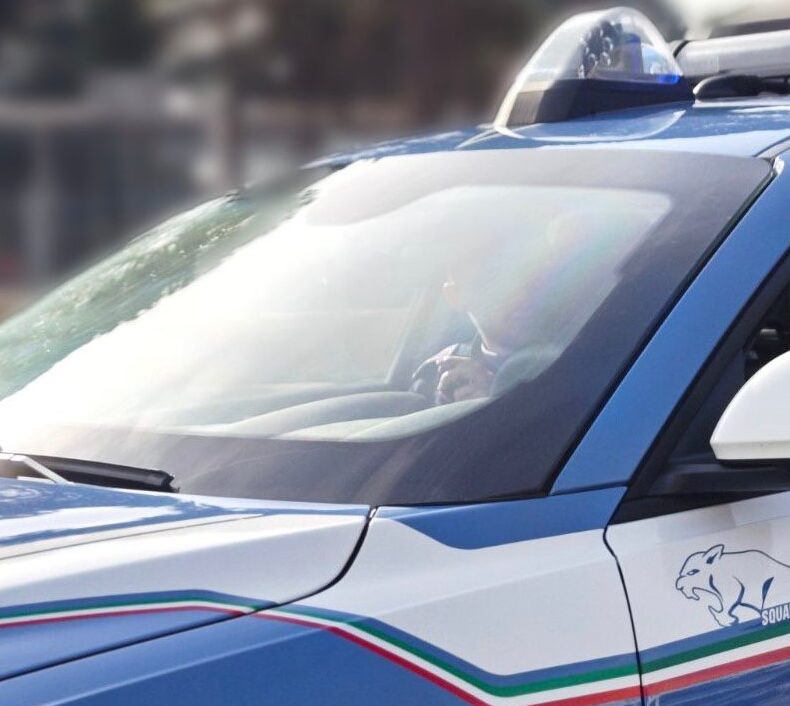 Una volante della polizia come una di quelle intervenute in piazza Trilussa a seguito della rissa della notte tra domenica 24 e lunedì 25 agosto