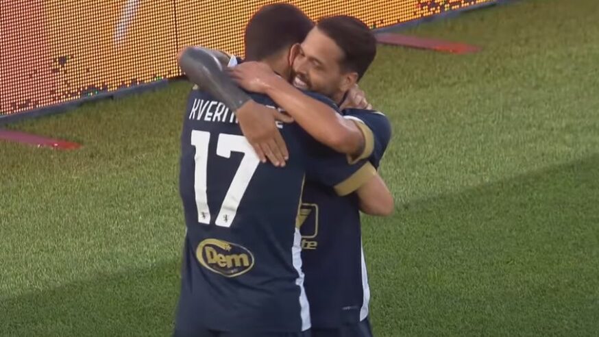 Il georgiano Kvernadze abbracciato da Francesco Gelli dopo la rete decisiva che regalato il succesos in Coppa Italia al Frosinone. I due calciatori hanno costruito la stessa azione