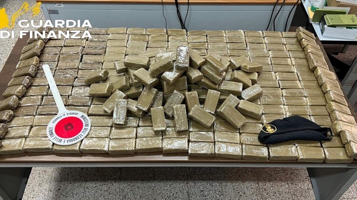 I 30 kg di hashish sequestrai dalla Guardia di Finanza a Civitavecchia