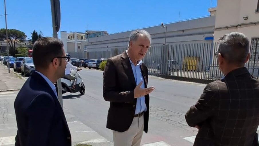Il senatore Calandrini fuori dal carcere di latina in un momento della sua visita alla struttura penitenziaria