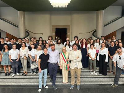 Il sindaco di latina Matilde Celentano e l'assessore Andrea Chiarato che hanno accolto gli 80 giovani del Servizio Civile Universale al teatro d'Annunzio