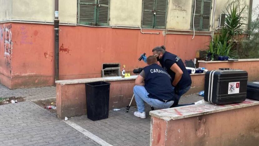 I carabinieri di Roma durante i rilievi a seguito del ritrovamento di 10 molotov in un secchio dell'immondizia al Quarticciolo