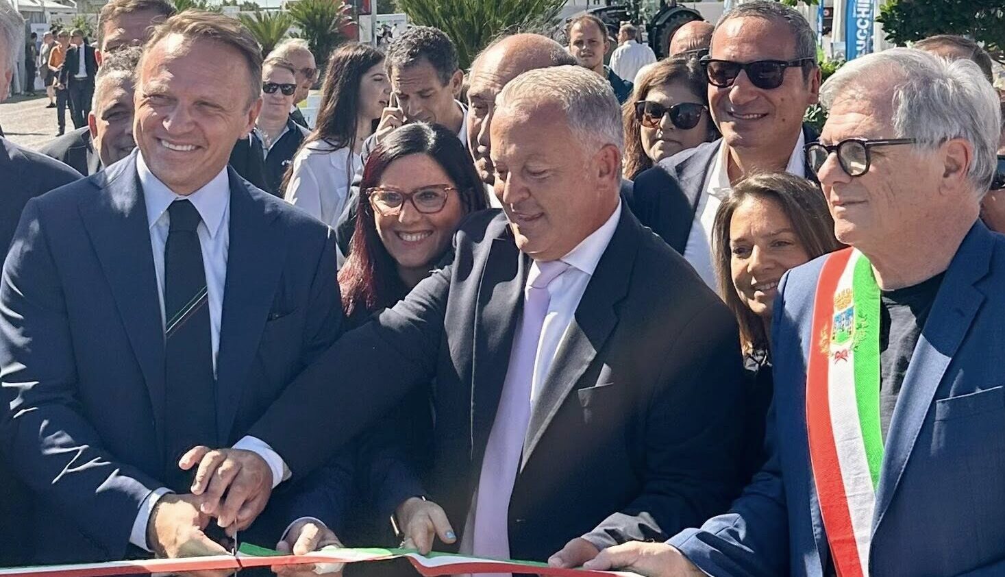 Il ministro dell'Agricoltura Francesco Lollobrigida mentre taglia il nastro dell'inaugurazione di AgriLazio Expo a Cisterna di Latina