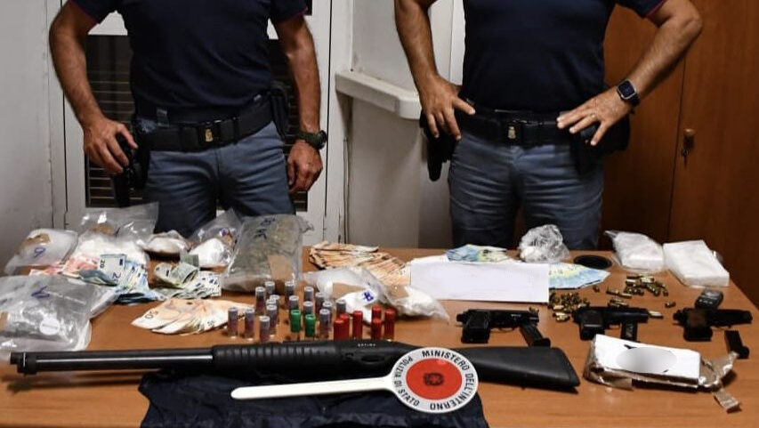 la polizia ha arrestato due giovani aa Civitavecchia che in un borsone avevano droga e soldi