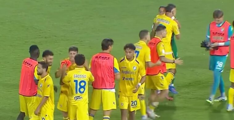 I giocatori del Frosinone al termine della prima di campionato contro l'Avellino. I ciociari hanno conosciuto oggi il calendario dalla 4^ alla 12^ giornata
