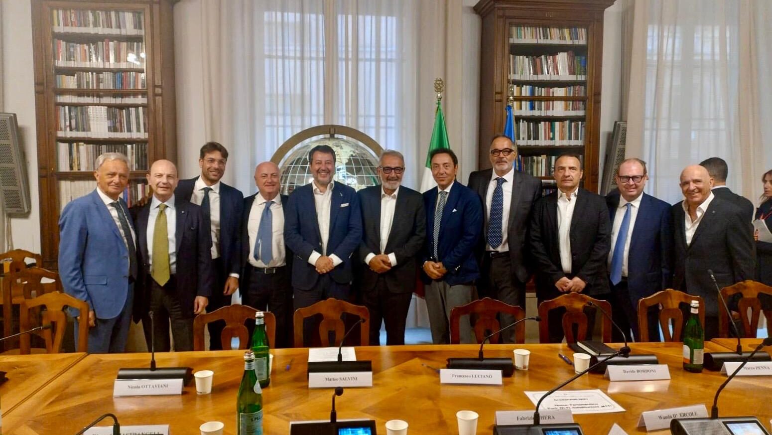 La foto di gruppo al termine dell'incontro di oggi, martedì 2 settembre, al MIT per la realizzazione di una fermata Alta Velocità in ciociaria. La scelta è caduta sulla città di Ferentino. presenti tra gli altri il ministro Salvini e il presidente della Regione Lazio Francesco Rocca