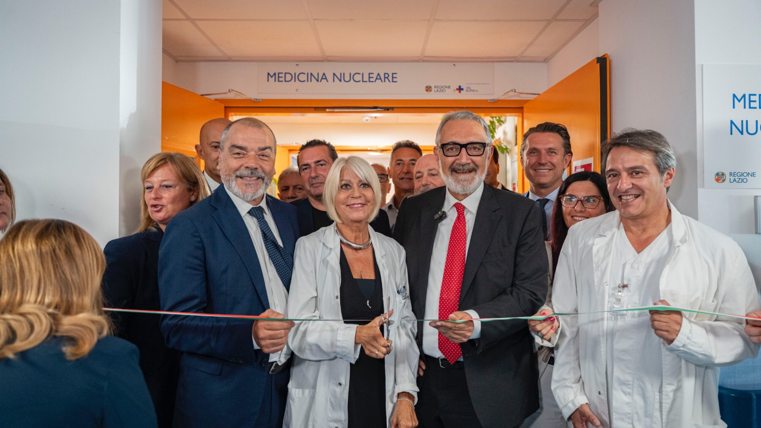 Il presidente della Regione Lazio Francesco Rocca mentre taglia il nastro durante l'inaugurazione delle nuove eccellenze dell'ospedale dei Castelli Romani