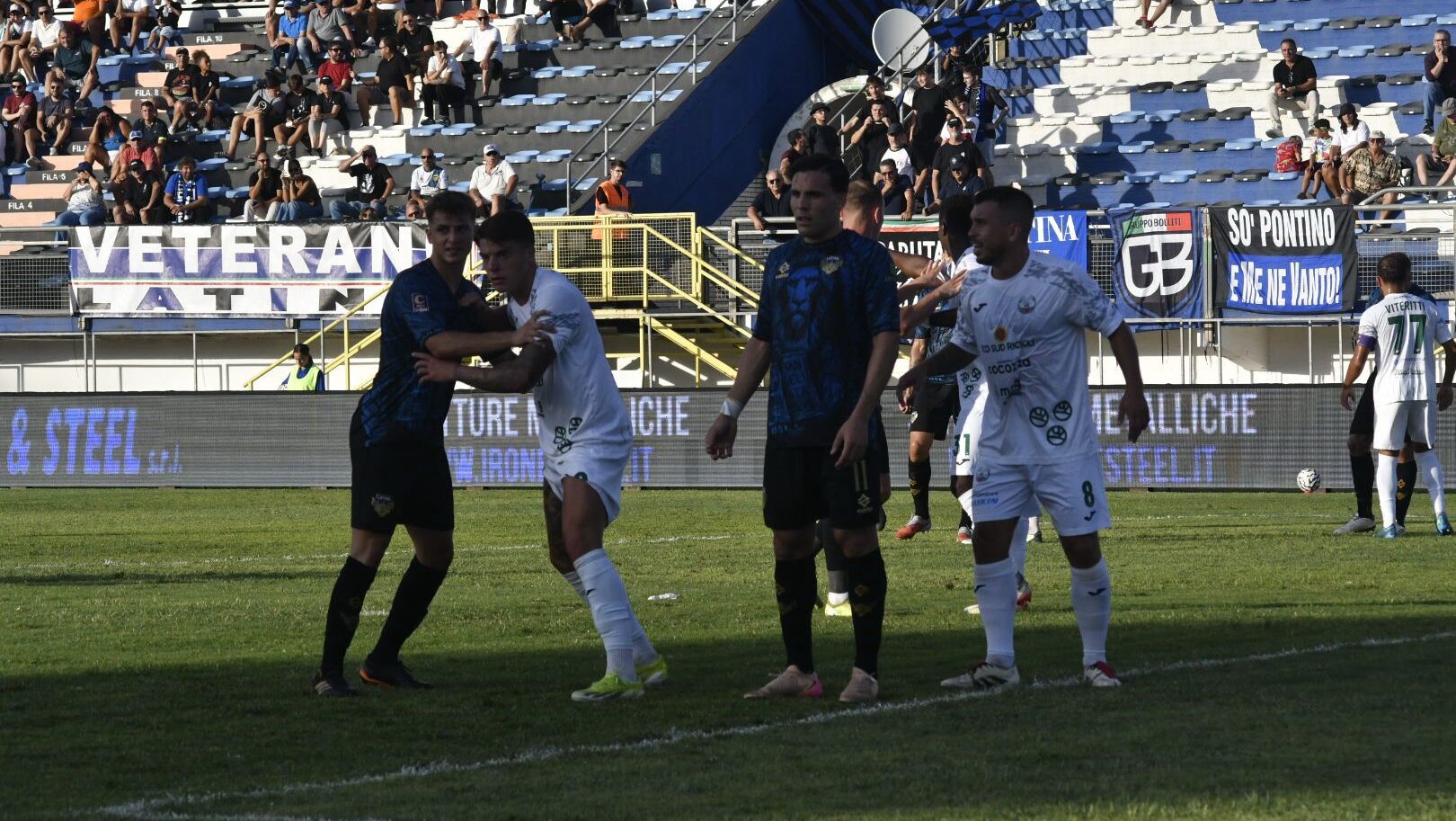 Un momento di Latina Monopoli sfida vinta 0-1 dai pugliesi con una rete di Tirelli all'87' su errore in disimpegno di Calabrese