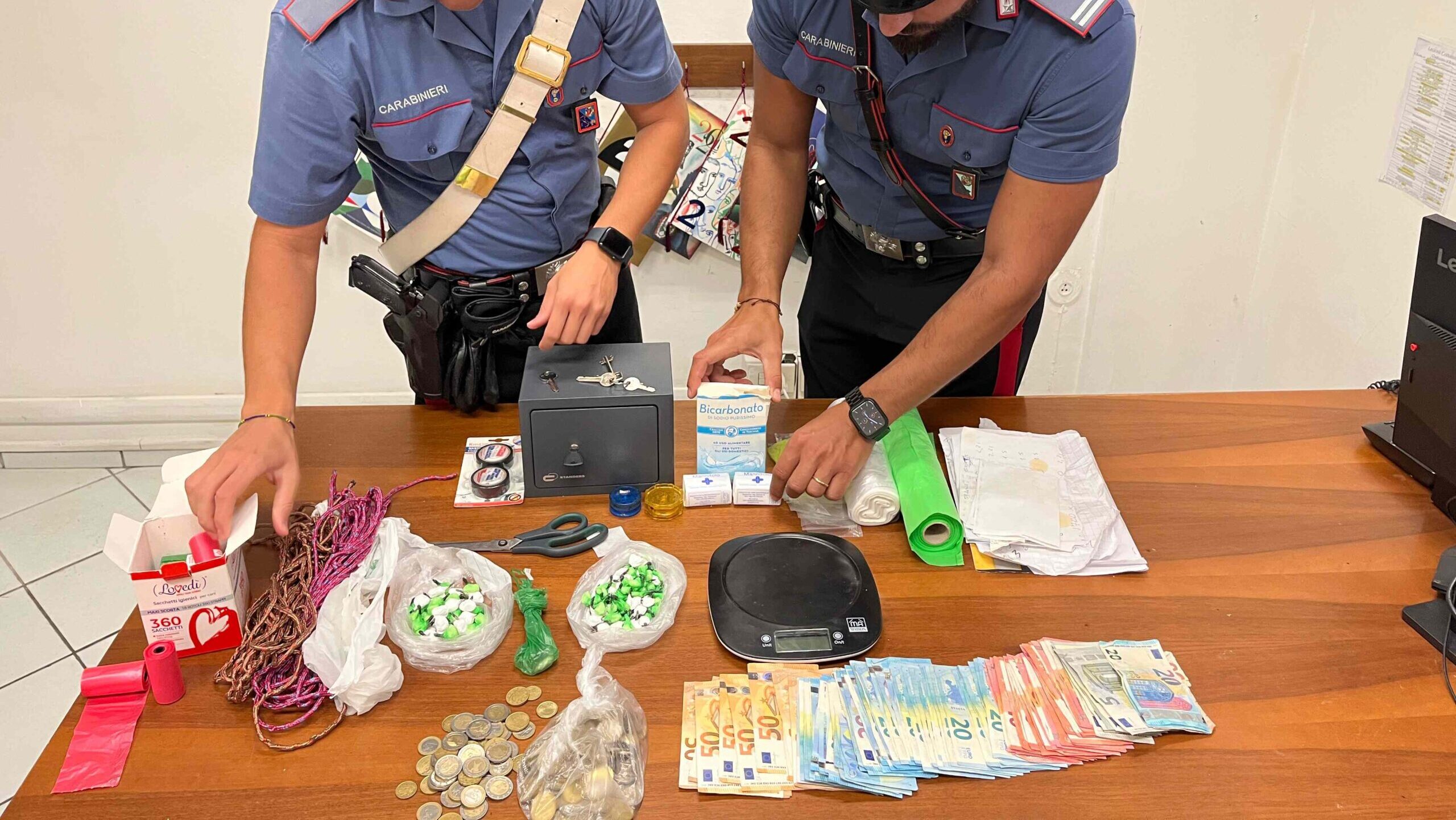 Il materiale sequestrato dai carabinieri a seguito dei controlli effettuati ad Ostia dove ci sono stati anche tre arresti