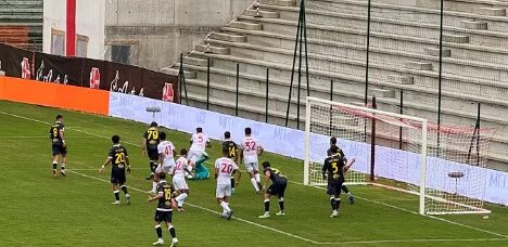 Un'istantanea di padova-Frosinone decisa dal gol di Bracaglia al 37'. Con questo successo i giallazzurri salgono a 7 punti e al primo posto in classifica in coabitazione con il Modena. Gelli fuori per infortunio al 25'.